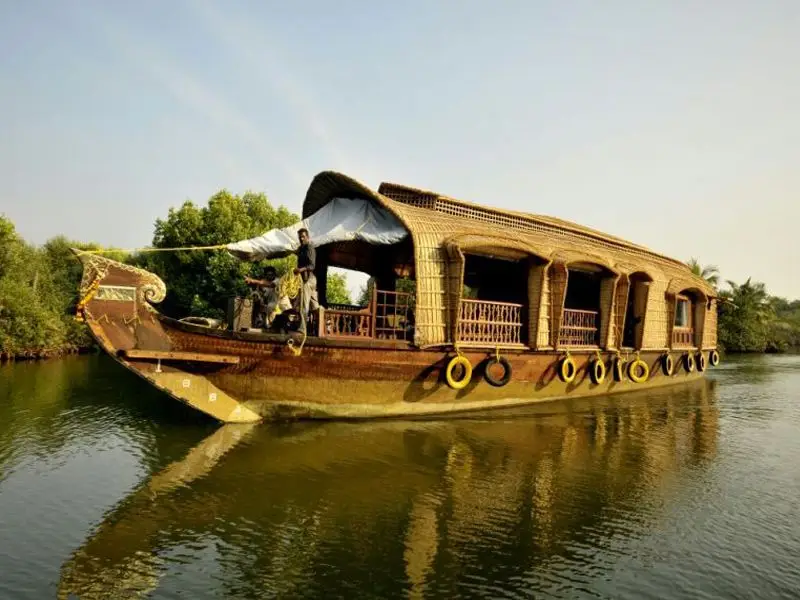 2 Bed Deluxe Houseboats